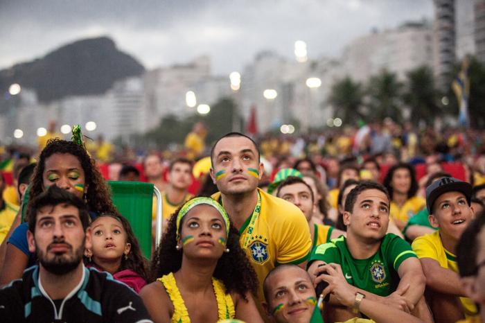Бразильцы смотрят Чемпионат Мира по футболу 